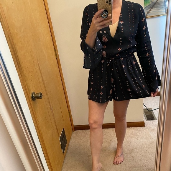 REVOLVE Joya Playsuit Oasis Print Shorts Romper - Picture 7 of 13